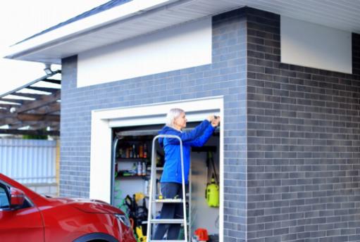 Förbättra din gatusida: Fördelarna med att måla din garageport