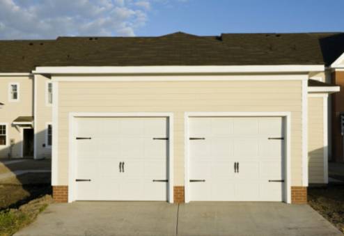 Gör-det-själv underhåll av garagedörren: Hur du håller din dörr i smidigt och säkert driftläge