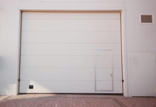 Maximera trottoarattraktionen: Hur en ny installation av garageport kan förvandla ditt hem